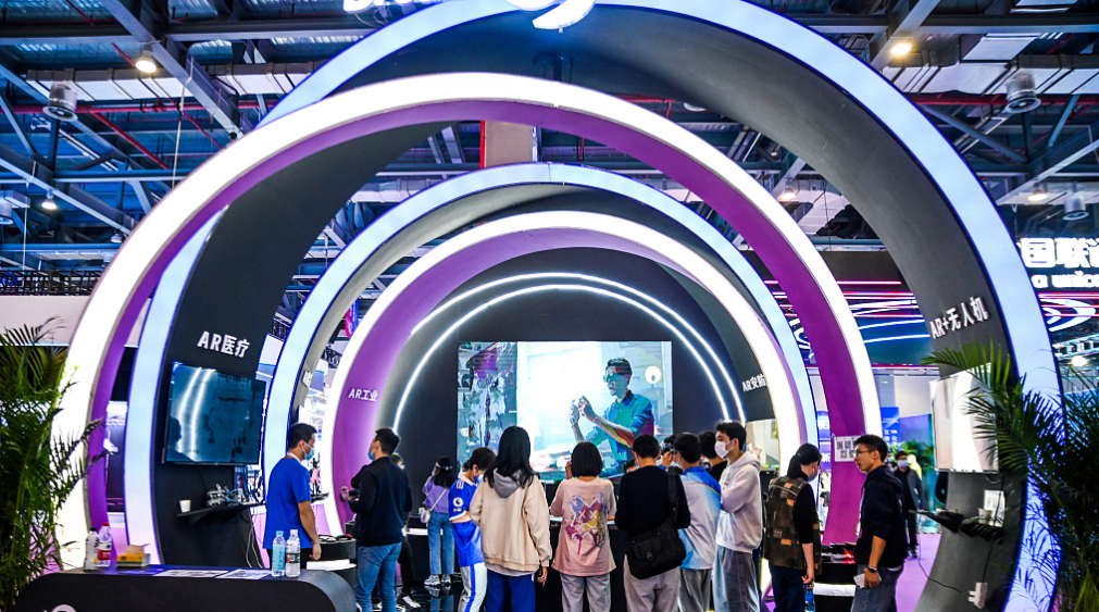 2022 年 11 月 13 日，在中国东部江西省南昌市举行的 VR 产业博览会上，与会者体验 VR 设备